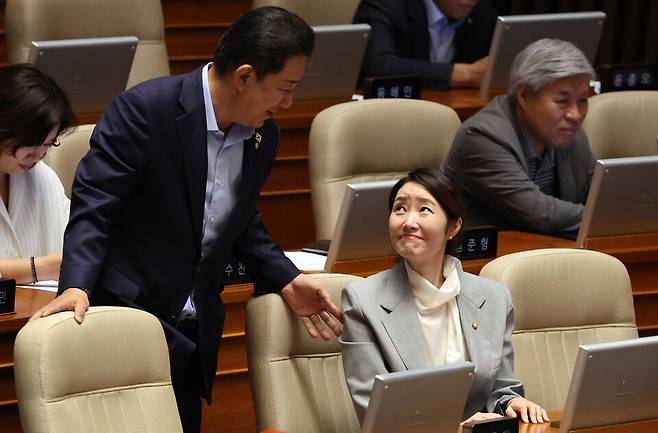 김병기 더불어민주당 의원(전 원내대표)과 강선우 의원이 지난해 8월24일 국회에서 열린 본회의에서 대화를 나누고 있다. ⓒ시사저널 박은숙