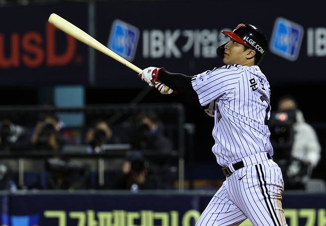 LG 문보경은 2021년 입단 이후 매년 자신의 홈런 기록을 늘려 왔다. 2024년 22홈런을 기록한 그는 지난해 24홈런을 때려 개인 한 시즌 최다 홈런을 기록했다. LG 선수들 가운데 30홈런 기록에 가장 가까운 타자다. 뉴시스