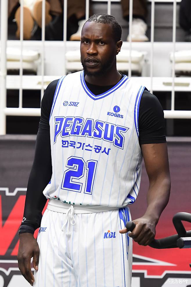 가스공사의 망콕 마티앙은 이번 시즌 7경기를 뛴 이후 닉 퍼킨스와 교체됐다.  사진제공｜KBL