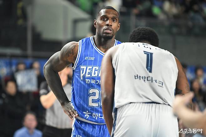 가스공사는 이번 시즌 외국인 선수 고민이 지속되는 상황에서 라건아(왼쪽)의 분전으로 그나마 버티고 있다. 사진제공｜KBL