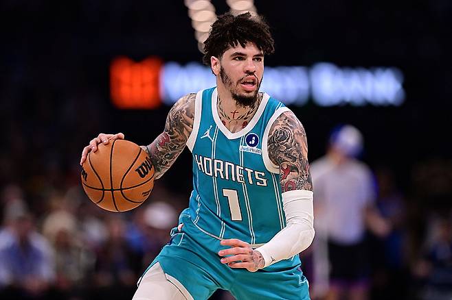 샬럿 라멜로 볼이 6일 오클라호마시티전에서 드리블하고 있다. Getty Images코리아