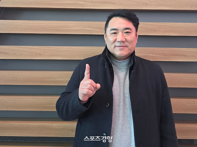 김현석 울산 신임 감독이 6일 인천국제공항을 통해 전지훈련지인 아랍에리미트 알 아인으로 떠나기에 앞서 새해 목표를 손가락으로 강조하고 있다. 인천공항 | 황민국 기자