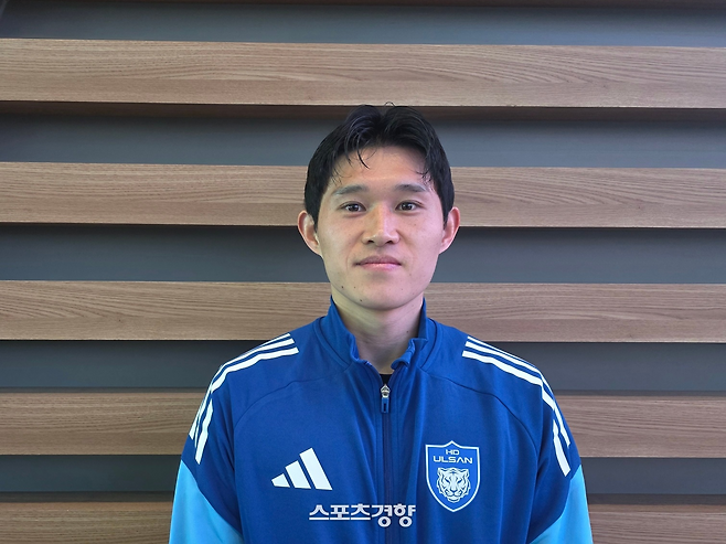 울산 이동경이 6일 인천국제공항을 통해 전지훈련지인 아랍에미리트(UAE) 알 아인으로 떠나기 전 새해 목표를 밝히고 있다.  인천공항 | 황민국 기자