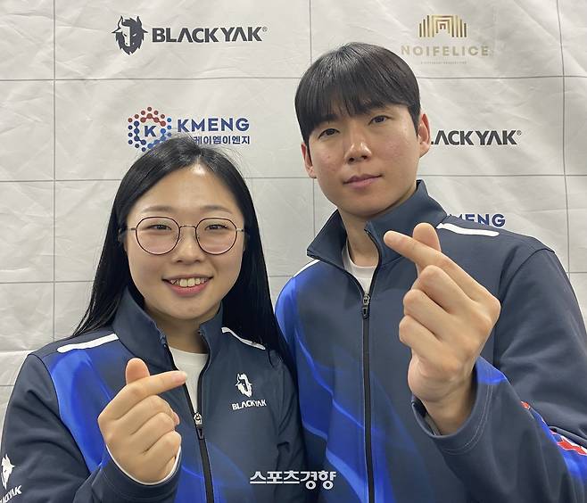 김선영(왼쪽)-정영석이 지난 2일 서울 송파구 올림픽파크텔에서 열린 2026 밀라노-코르티나담페초 동계 올림픽 국가대표 출정식을 마치고 취재진과 인터뷰한 뒤 포즈를 취하고 있다. 이정호기자