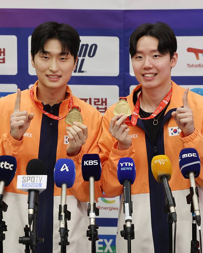 ▲ 서로 다른 조합으로도 정상에 오르는 서승재(사진 오른쪽)의 변칙적인 위력 앞에 중국의 고민은 깊어지고 있다. 남자복식의 황제로 등극한 서승재의 위엄이 계속되는 가운데 새 시즌 첫 경기를 펼치게 돼 중국은 한숨을 내쉬고 있다. ⓒ연합뉴스