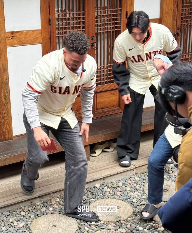 ▲ 이정후와 함께 딱지치기를 체험하는 윌리 아다메스