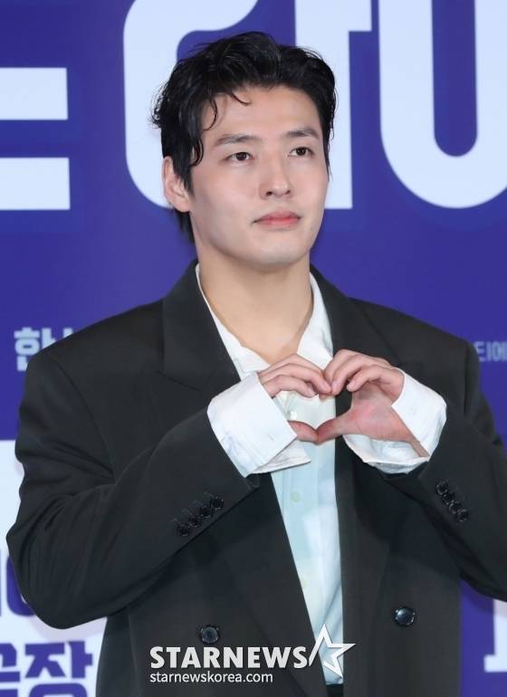 [서울=뉴시스] 김혜진 기자 = 배우 강하늘이 22일 오전 서울 용산구 CGV 용산아이파크몰에서 열린 영화 '퍼스트 라이드(감독 남대중) 언론시사회에서 포즈를 취하고 있다. 2025.10.22. jini@newsis.com /사진=김혜진
