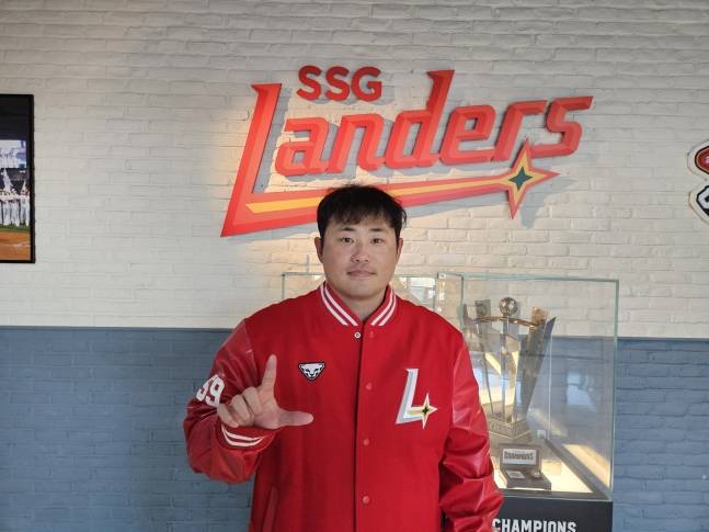 SSG 이지영이 6일 다년계약을 맺은 뒤 포즈를 취하고 있다. /사진=SSG 랜더스 제공