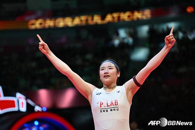안세영이 지난달 월드 파이널스 2025에서 우승을 차지하고 세리머니를 하고 있다. /AFPBBNews=뉴스1