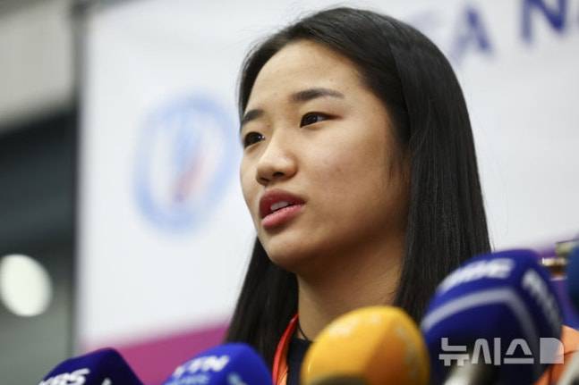 안세영이 월드 파이널스 우승 후 귀국해 인터뷰를 하고 있다. /사진=뉴시스