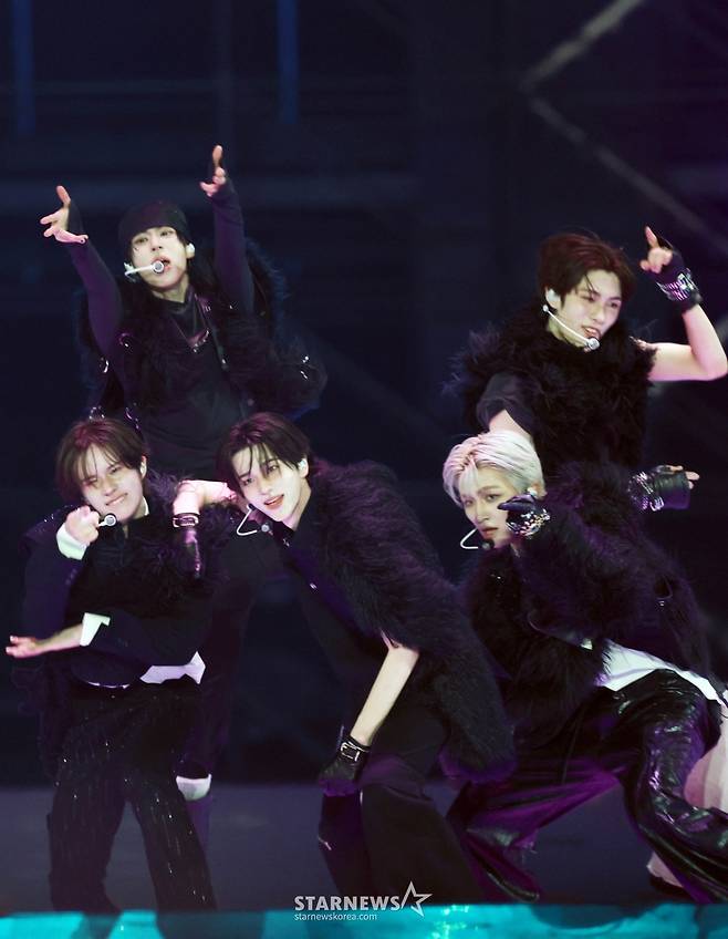 투어스 '멋진 블랙카리스마' [AAA2025 화보]