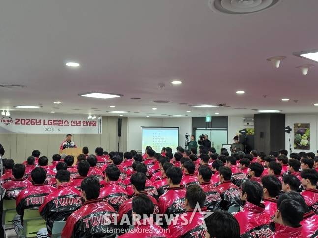 LG 김인석 대표이사가 6일 서울 잠실야구장에서 열린 2026년 LG 트윈스 신년 인사회에 참석해 인사하고 있다. /사진=김동윤 기자