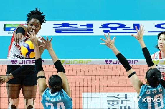 조이 웨더링턴(왼쪽)이 6일 오후 7시 서울 장충체육관에서 열린 페퍼저축은행 대 GS칼텍스의 '진에어 2025~2026 V리그 여자부 정규리그' 4라운드에서 공격을 시도하고 있다. /사진=KOVO 제공