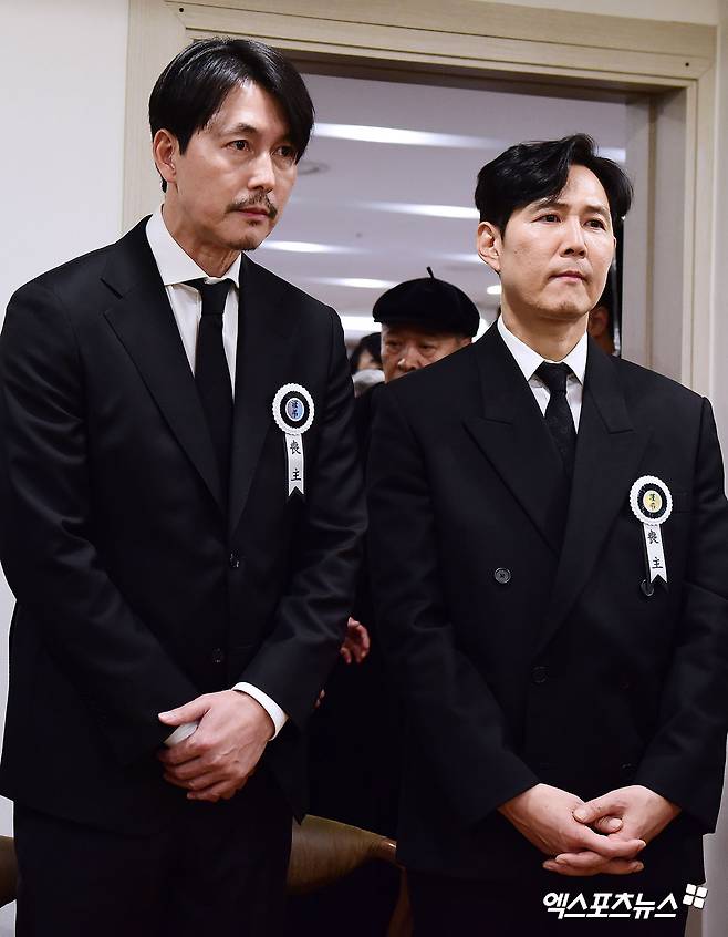 사진공동취재단 제공, 배우 이정재와 정우성이 고 안성기 빈소를 지키고 있다.