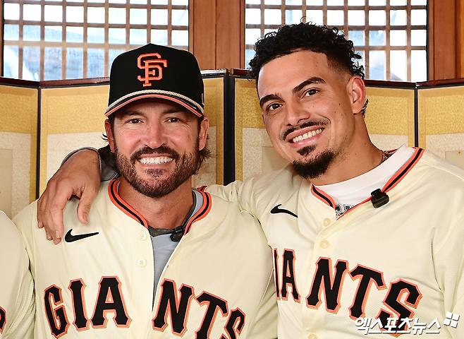 미국 메이저리그 샌프란시스코 자이언츠의 토니 비텔로(왼쪽) 감독, 내야수 윌리 아다메스가 6일 서울 종로구 클래식고택 디토에서 열린 소속팀 샌프란시스코 방한 행사에 참석했다. 비텔로 감독과 아다메스는 이정후와 함께 비빔밥 만들기, 삼겹살 굽기 등에 도전했다. 넷플릭스 예능 '흑백요리사' 등으로 잘 알려진 스타 셰프 최현석과 만족스러운 한끼를 즐겼다. 식사를 마친 뒤에는 비석치기, 달고나 만들기에 나섰다. 아다메스, 비텔로 감독은 물론 이정후까지 승부욕을 불태우면서 즐거운 시간을 보냈다. 샌프란시스코는 오는 7일 오후 경기도 이천에 있는 LG 트윈스의 2군 훈련장 LG챔피언스파크에서 휘문고등학교, 덕수고등학교 선수 60여 명을 초청해 클리닉을 진행한다. 종로구, 박지영 기자
