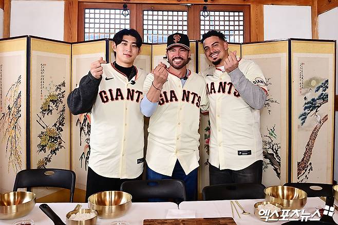미국 샌프란시스코 자이언츠의 (왼쪽부터) 이정후, 토니 비텔로 감독, 윌리 아다메스가 6일 서울 종로구 클래식고택 디토에서 열린 소속팀 샌프란시스코 방한 행사에 참석했다. 비텔로 감독과 아다메스는 이정후와 함께 비빔밥 만들기, 삼겹살 굽기 등에 도전했다. 넷플릭스 예능 '흑백요리사' 등으로 잘 알려진 스타 셰프 최현석과 만족스러운 한끼를 즐겼다. 식사를 마친 뒤에는 비석치기, 달고나 만들기에 나섰다. 아다메스, 비텔로 감독은 물론 이정후까지 승부욕을 불태우면서 즐거운 시간을 보냈다. 샌프란시스코는 오는 7일 오후 경기도 이천에 있는 LG 트윈스의 2군 훈련장 LG챔피언스파크에서 휘문고등학교, 덕수고등학교 선수 60여 명을 초청해 클리닉을 진행한다. 종로구, 박지영 기자