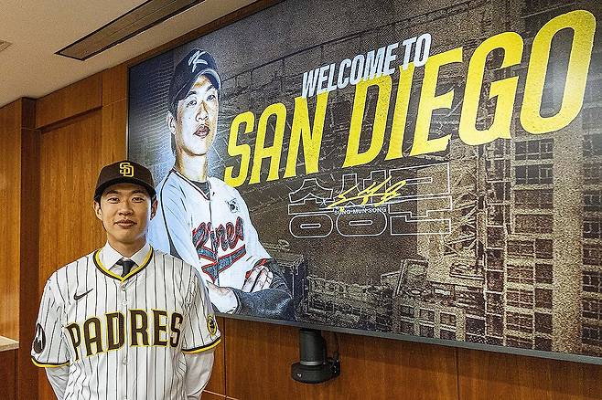 송성문, MLB 샌디에이고 입단 공식 발표…4년 계약 (서울=연합뉴스) 김동찬 기자 = 미국 무대 진출에 도전했던 송성문(29)의 샌디에이고 파드리스 입단이 공식 발표됐다. 
    미국프로야구 메이저리그(MLB) 샌디에이고는 23일(한국시간) 구단 인터넷 홈페이지를 통해 "KBO리그 스타 송성문과 4년 계약을 맺었다"고 발표했다. 2025.12.23 [키움 히어로즈 제공. 재판매 및 DB 금지] photo@yna.co.kr