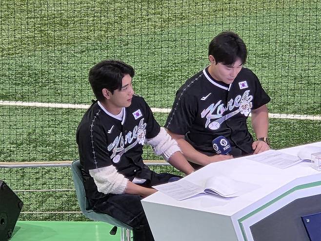 고척돔 찾은 이정후와 김하성 (서울=연합뉴스) 하남직 기자 = '빅리거' 이정후(왼쪽)와 김하성이 8일 K-베이스볼 시리즈 한국과 체코의 평가전이 열리는 서울 고척스카이돔을 방문, KBO 유튜브 채널과 인터뷰하고 있다. 2025.11.8 jiks79@yna.co.kr