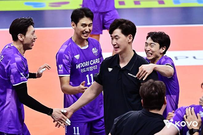 감독대행 데뷔전 승리 축하받는 박철우 우리카드 감독대행(중앙) [한국배구연맹 제공. 재판매 및 DB 금지]