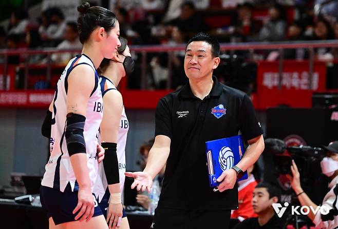 여오현 IBK기업은행 감독대행(오른쪽) [한국배구연맹 제공. 재판매 및 DB 금지]