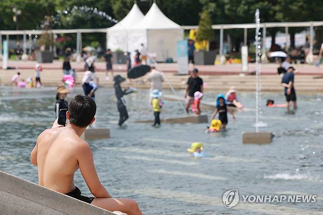 폭염이 이어진 작년 8월 24일 서울 영등포구 여의도물빛광장에서 어린이와 가족들이 물놀이를 하고 있는 모습 [연합뉴스 자료사진]