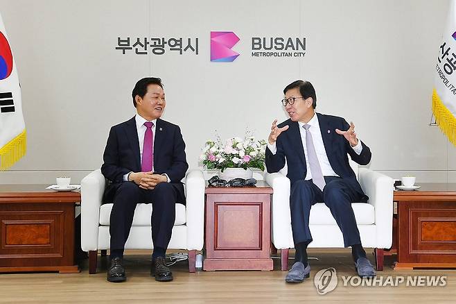 박형준·박완수, 부산경남 행정통합 논의 [부산시 제공. 재판매 및 DB 금지] ccho@yna.co.kr