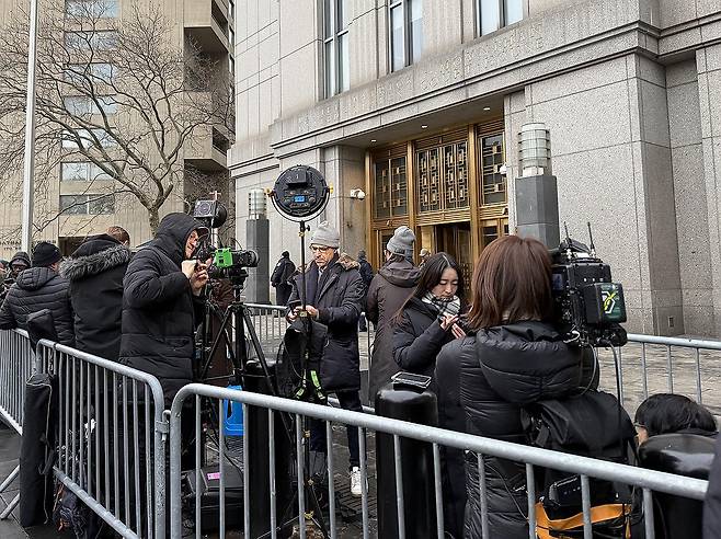 마두로 출석 법원 앞 취재진 (뉴욕=연합뉴스) 이지헌 특파원 = 5일(현지시간) 니콜라스 마두로 베네수엘라 대통령이 출석하는 미국 뉴욕 맨해튼 뉴욕 남부연방법원 청사 입구에서 각국 취재진이 중계를 준비하고 있다. 2026.1.6 pan@yna.co.kr