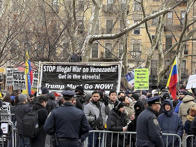 마두로 출석 법원 앞 체포 시위대 (뉴욕=연합뉴스) 이지헌 특파원 = 5일(현지시간) 니콜라스 마두로 베네수엘라 대통령이 출석한 미국 뉴욕 남부연방법원 청사 부근에서 시위대가 미군의 마두로 대통령 체포 군사작전을 비판하는 피켓을 내걸고 있다. 반대편에서는 마두로 대통령이 압정에 대한 심판을 받아야 한다는 시위가 벌어졌다. 2025.1.6 pan@yna.co.kr