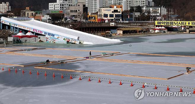 개막 준비 서두르는 화천산천어축제장 (화천=연합뉴스) 이상학 기자 = 화천산천어축제 개막(10일)을 앞둔 6일 축제장인 화천읍 화천천이 꽁꽁 얼어붙어 있다. 축제장 현장에서 얼음낚시와 눈썰매장 조성이 한창이다. 2026.1.6 hak@yna.co.kr