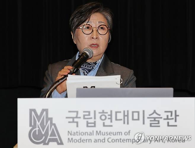 성과 발표하는 김성희 국립현대미술관장 (서울=연합뉴스) 이재희 기자 = 김성희 국립현대미술관장이 6일 서울 종로구 국립현대미술관 서울관에서 열린 기자간담회에서 사업 성과를 발표하고 있다. 2026.1.6 scape@yna.co.kr