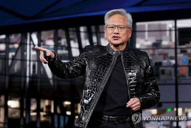 연설하는 젠슨 황 엔비디아 CEO (라스베이거스=연합뉴스) 김성민 기자 = 젠슨 황 엔비디아 CEO가 5일(현지시간) 미국 네바다주 라스베이거스 퐁텐블로 호텔에서 열린 엔비디아 CES 2026 라이브에서 기조연설을 하고 있다. 2026.1.6 ksm7976@yna.co.kr