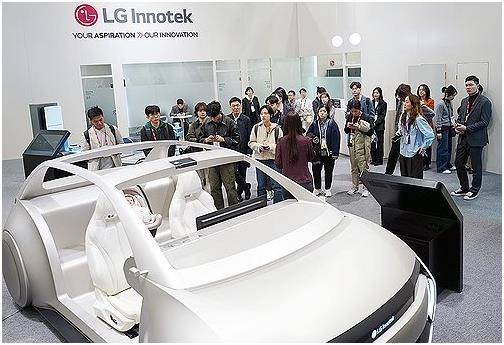 LG이노텍, CES 2026 모빌리티 전시관 운영     (서울=연합뉴스) LG이노텍이 세계 최대 가전·정보기술(IT) 전시회 CES 2026에서 인공지능 정의 차량(AIDV) 시대를 이끌 모빌리티 혁신 설루션을 선보인다고 6일 밝혔다. 사진은 CES 2026 LG이노텍 모빌리티 전시관. 2026.1.6 [LG이노텍 제공. 재판매 및 DB 금지]
    photo@yna.co.kr