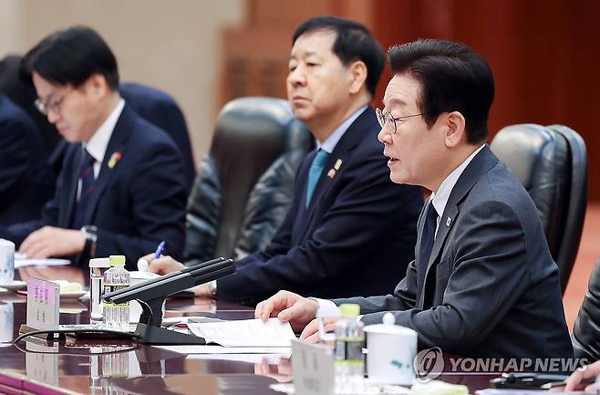 이재명 대통령, 중국 전인대 상무위원장 면담 (베이징=연합뉴스) 한상균 기자 = 중국을 국빈방문 중인 이재명 대통령이 6일 베이징 인민대회당에서 진행된 국회의장 격인 자오러지 전국인민대표대회 상무위원장과의 면담에서 발언하고 있다. 2026.1.6 xyz@yna.co.kr