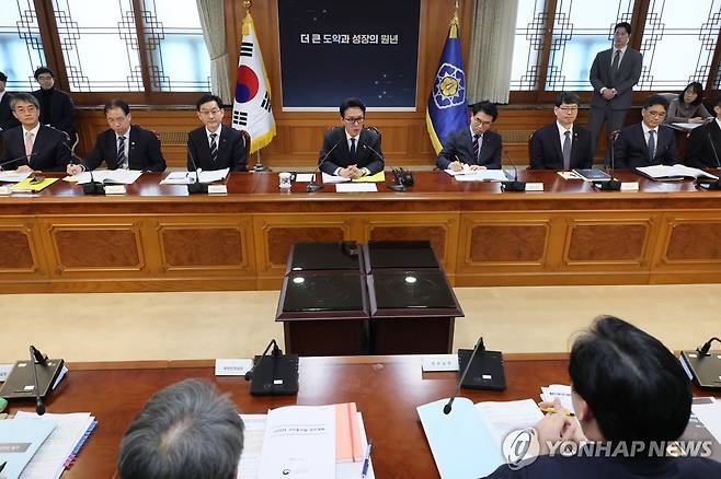 발언하는 김민석 국무총리 (서울=연합뉴스) 이정훈 기자 = 김민석 국무총리가 6일 서울 종로구 정부서울청사에서 열린 총리실 업무보고에서 발언하고 있다. 2026.1.6 uwg806@yna.co.kr