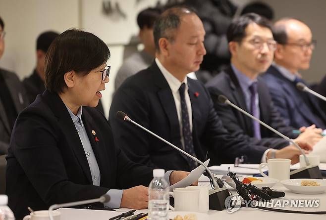 발언하는 정은경 보건복지부 장관 (서울=연합뉴스) 박동주 기자 = 정은경 보건복지부 장관이 6일 서울 중구 달개비에서 열린 제2차 보건의료정책심의위원회에서 발언하고 있다. 2026.1.6 pdj6635@yna.co.kr