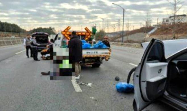 ▲ 파주시 동패동의 한 도로에서 발생한 차 대 보행자 교통사고 현장. 도로 위 사체를 처리하던 작업 차량이 SUV와 충돌하면서 보행자 2명이 다쳐 병원으로 이송됐다. /사진제공=북부소방재난본부