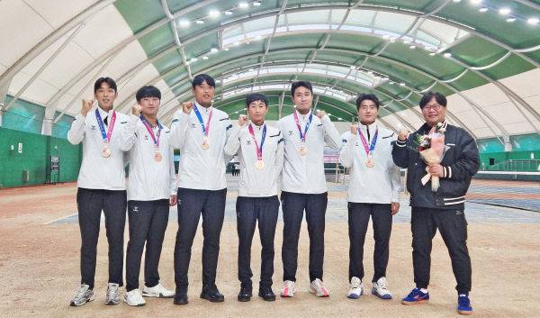 대전 동구청 소프트테니스팀이 제106회 전국체전 단체전 3위 수상한 뒤 기념 촬영을 하고 있다.(사진=동구 제공)