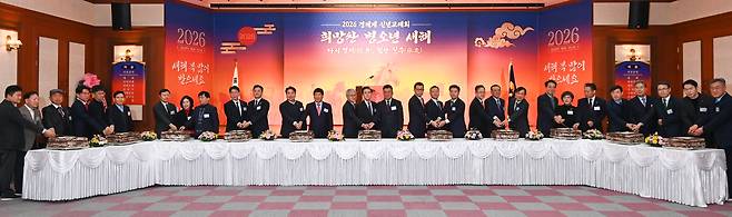 7일 충남 천안시 충남북부상공회의소에서 열린 2026년 경제계 신년교례회에서 홍경선 충청투데이 대표이사 사장, 문상인 충남북부상공회의소 회장, 김태흠 충남도지사, 홍성현 충남도의회 의장, 오세현 아산시장을 비롯한 내빈들이 떡을 자르고 있다. 김주형 기자 kjh2667_@cctoday.co.kr