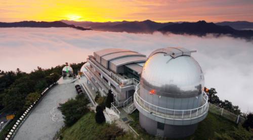 영월 봉래산 정상에 위치한 인스타 성지 별마로천문대.