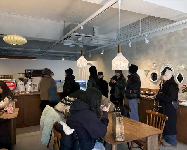 대구 한 카페에서 사람들이 두쫀쿠 구매를 위해 줄을 서고 기다리고 있다. 최현정 기자