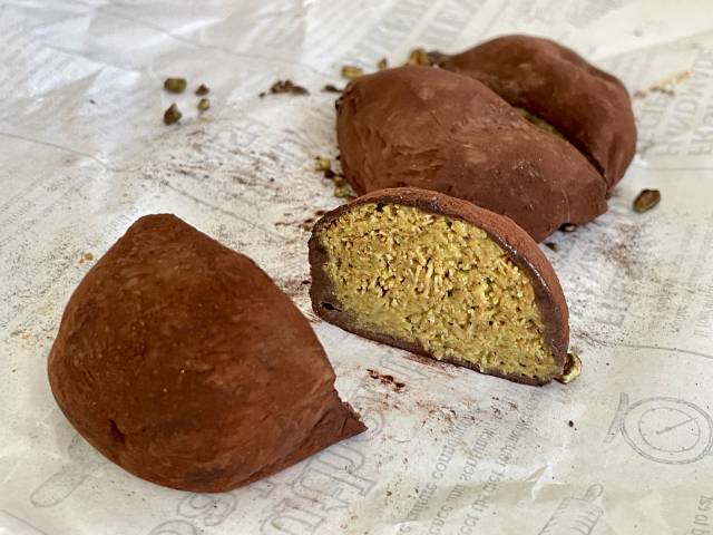 세 팀원이 공통으로 맛있게 느낀 대구 한 카페의 두쫀쿠 단면 사진