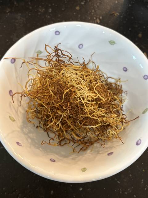 튀긴 카다이프처럼 바삭한 식감을 내기 위해 콩담백면을 에어프라이기에 굽는다.