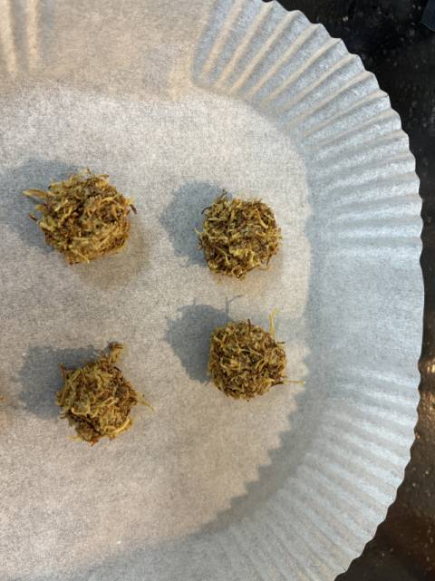 잘 구운 콩담백면을 부순 뒤 피스타치오 스프레드와 알룰로스를 섞어 두쫀쿠의 속을 만든다.