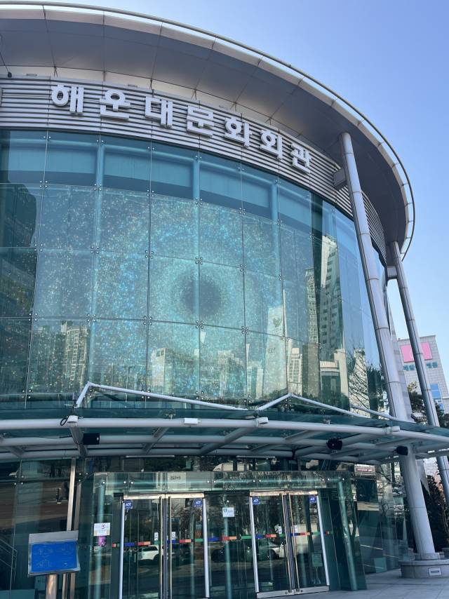 7일 오전 부산 해운대구 좌동 해운대문화회관에 설치된 투명 LED 디스플레이에서 영상이 송출되고 있다. 양보원 기자