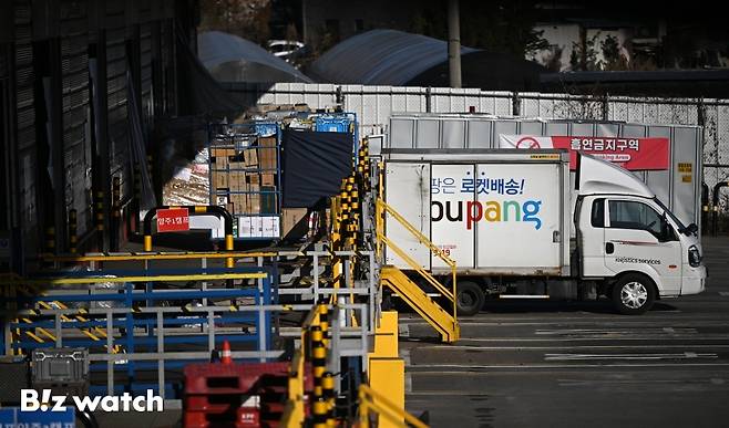 국내 이커머스 시장 1위 업체인 쿠팡에서 3천만건이 넘는 대규모 정보 유출 사고가 발생했다. 쿠팡은 현재까지 고객 계정 약 3천370만개가 유출된 것을 확인했다. 사진은 수도권의 한 쿠팡물류센터 모습./사진=이명근 기자 qwe123@