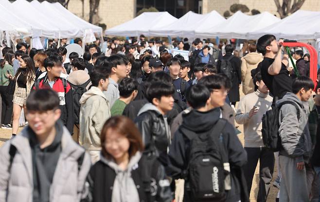 서울의 한 대학교가 학생들로 북적이고 있다. (사진=연합뉴스)