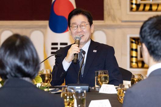 중국을 국빈방문 중인 이재명 대통령이 7일 상하이의 한 호텔에서 열린 순방 기자단 오찬 간담회에서 발언하고 있다.