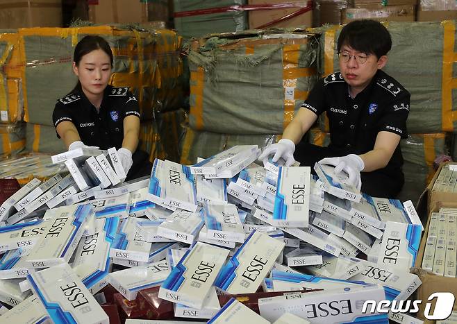 (대전=뉴스1) 박찬수 기자 = 관세청은 2025년 한 해 동안 해외 현지에서 사상 최대 규모인 총 516만 갑(약 103톤 분량)의 밀수 담배를 적발·압수하는 성과를 거두었다. 사진은 2023년 인천 중구 인천본부세관 압수창고에서 세관 관계자들이 압수한 중국산 담배 및 국산담배 위조품. 2023.7.4/뉴스1 ⓒ News1 김진환 기자