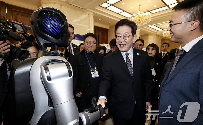 이재명 대통령이 7일 중국 상하이 국제회의중심에서 열린 한중 벤처스타트업 서밋 행사에서 중국 기업 엣지봇의 휴머노이드 로봇을 살펴보고 있다. 2026.1.7/뉴스1 ⓒ News1 허경 기자
