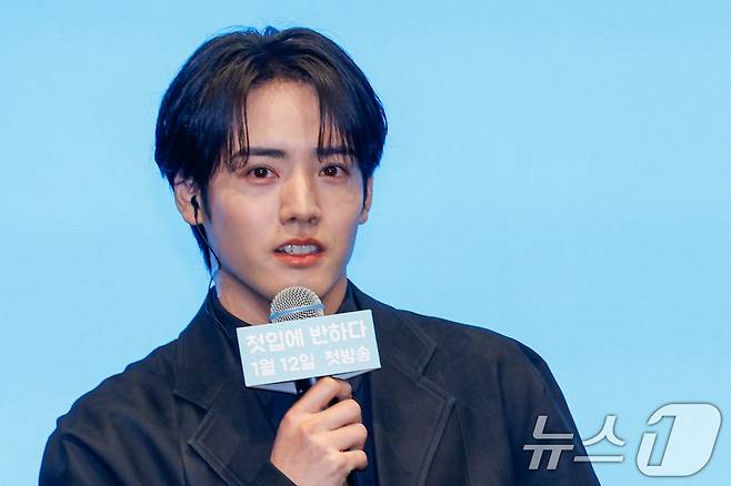 배우 아카소 에이지(赤楚衛二)가 7일 서울 구로구 더세인트에서 열린 일본 테레비 도쿄(TV TOKYO) 드라마 '첫입에 반하다'(김밥과 오니기리, 사랑하는 두 사람은 닮았지만 다르다) 제작발표회에 참석해 질의에 답하고 있다. 2026.1.7/뉴스1 ⓒ News1 안은나 기자